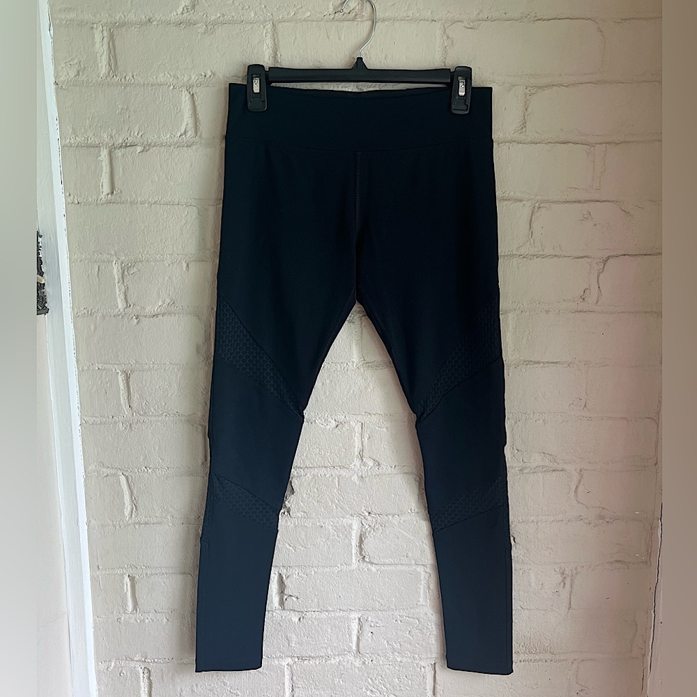 BCG size small stretch workout black textured pattern leggings